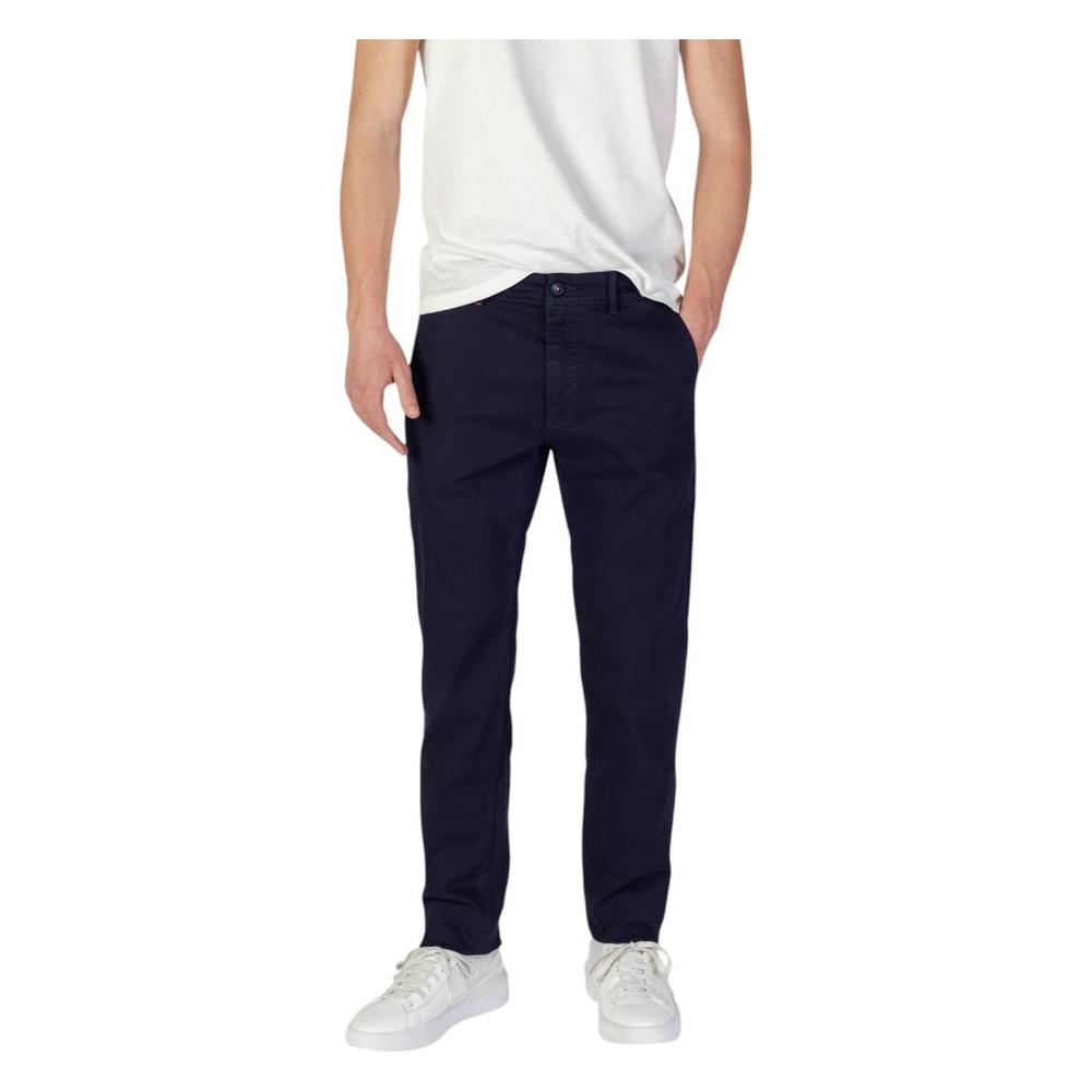 Hugo Boss men's slim blue jeans, fall/winter collection, 92% cotton, versatile and stylish with white sneakers.