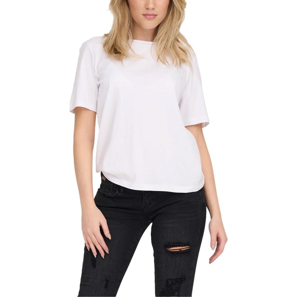 Woman wearing a white cotton T-shirt from the spring/summer collection, featuring a casual and versatile style perfect for warm weather.