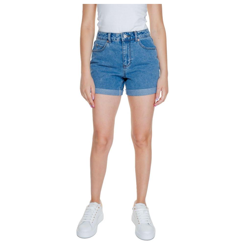 Woman wearing Vero Moda light blue cotton shorts, perfect for spring and summer, made of 80% cotton and 20% polyester, front view.