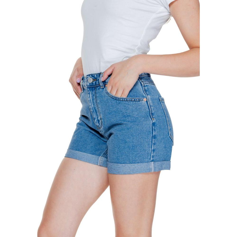 Woman wearing Vero Moda light blue cotton shorts, perfect for spring/summer collection, made of 80% cotton and 20% polyester.
