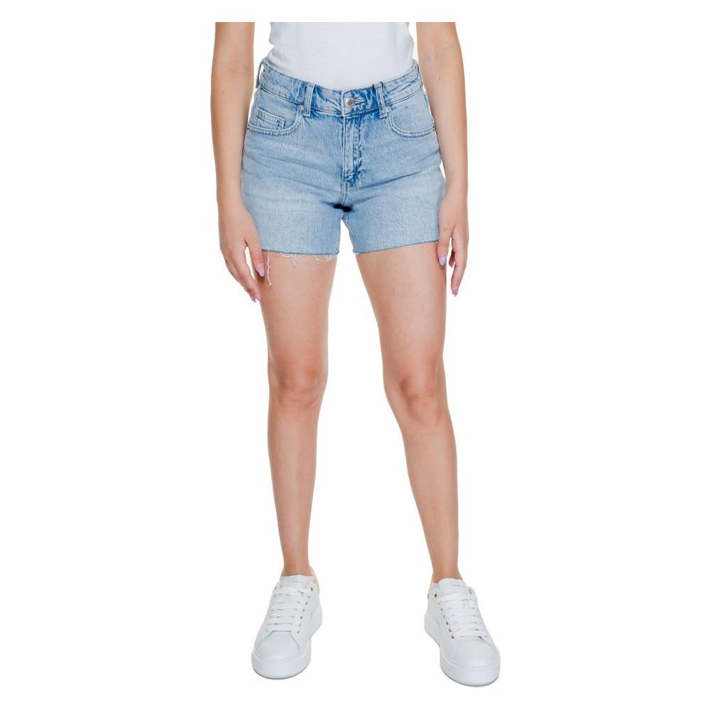 Vero Moda light blue cotton shorts for women, featuring a spring/summer style with 99% cotton and 1% elastane. Perfect for casual wear.