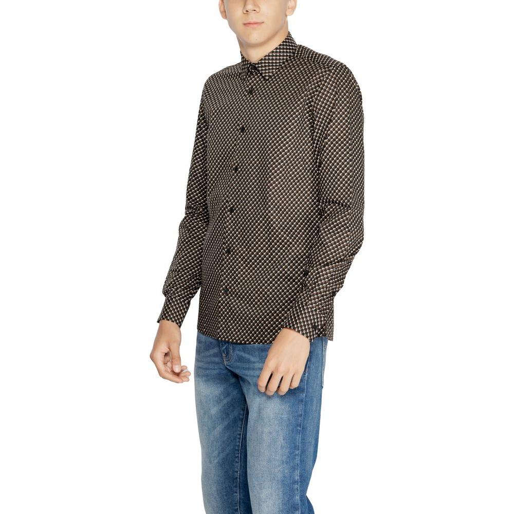 Antony Morato brown cotton shirt for men, fall/winter collection, 100% cotton. Model wearing shirt with jeans.