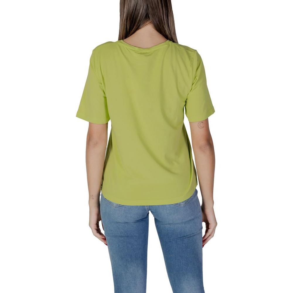 Woman wearing a B.Young green T-shirt, back view, made of cotton and modal for spring/summer collection