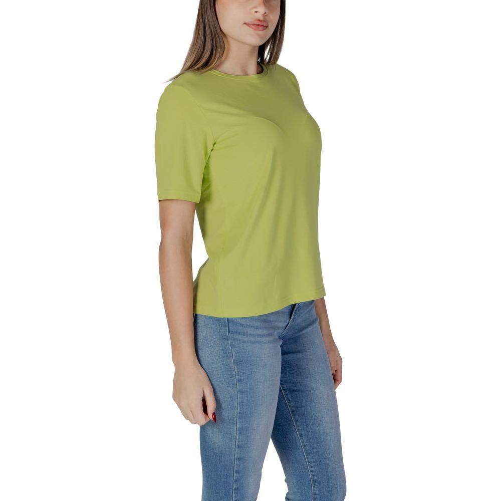 Woman wearing B.Young green cotton T-shirt, perfect for spring/summer with 50% cotton, 44% modal, and 6% elastane composition.