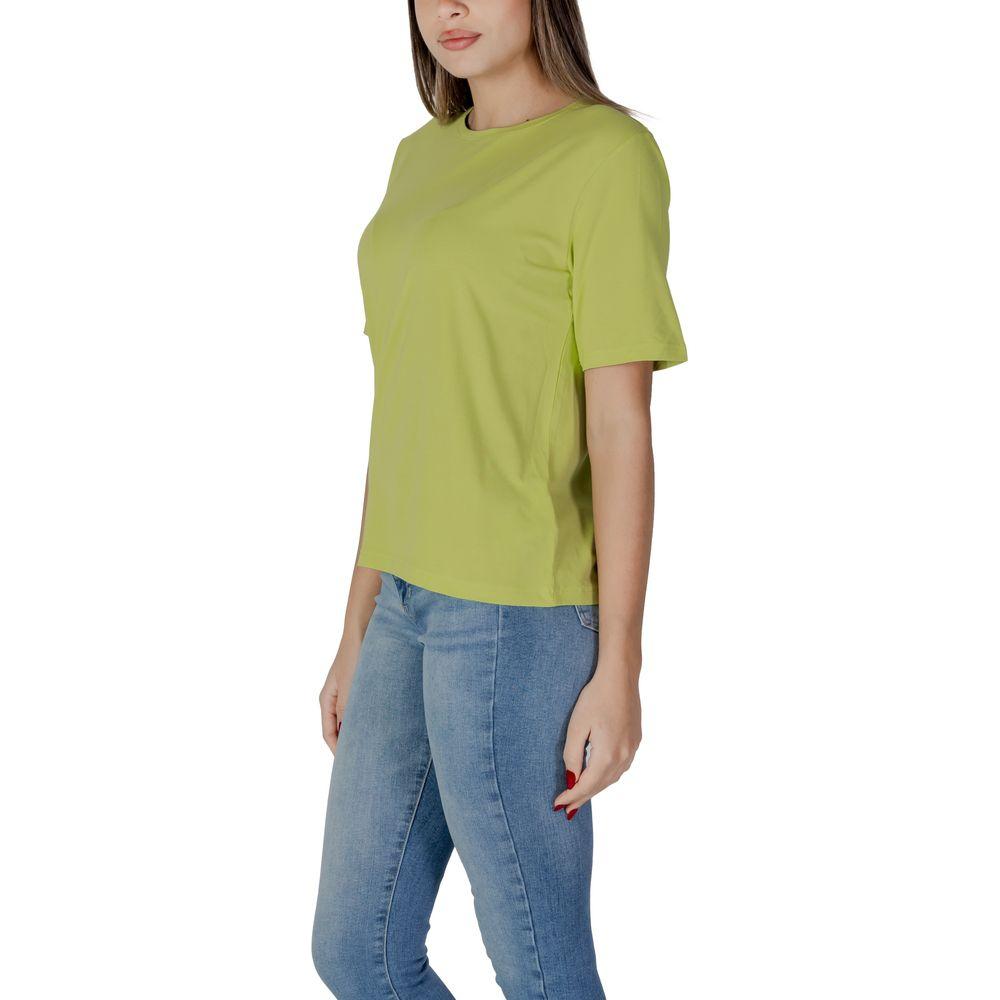 Woman wearing B.Young green cotton t-shirt, part of the Spring/Summer collection, made with 50% cotton, 44% modal, and 6% elastane.