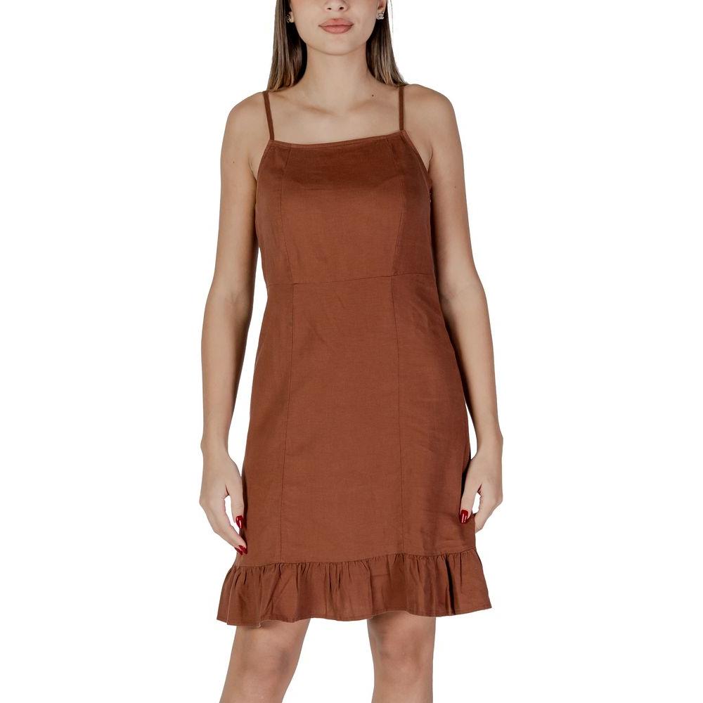 B.Young brown linen dress for women, spring/summer collection, made of 52% linen and 48% viscose, featuring a ruffled hem.