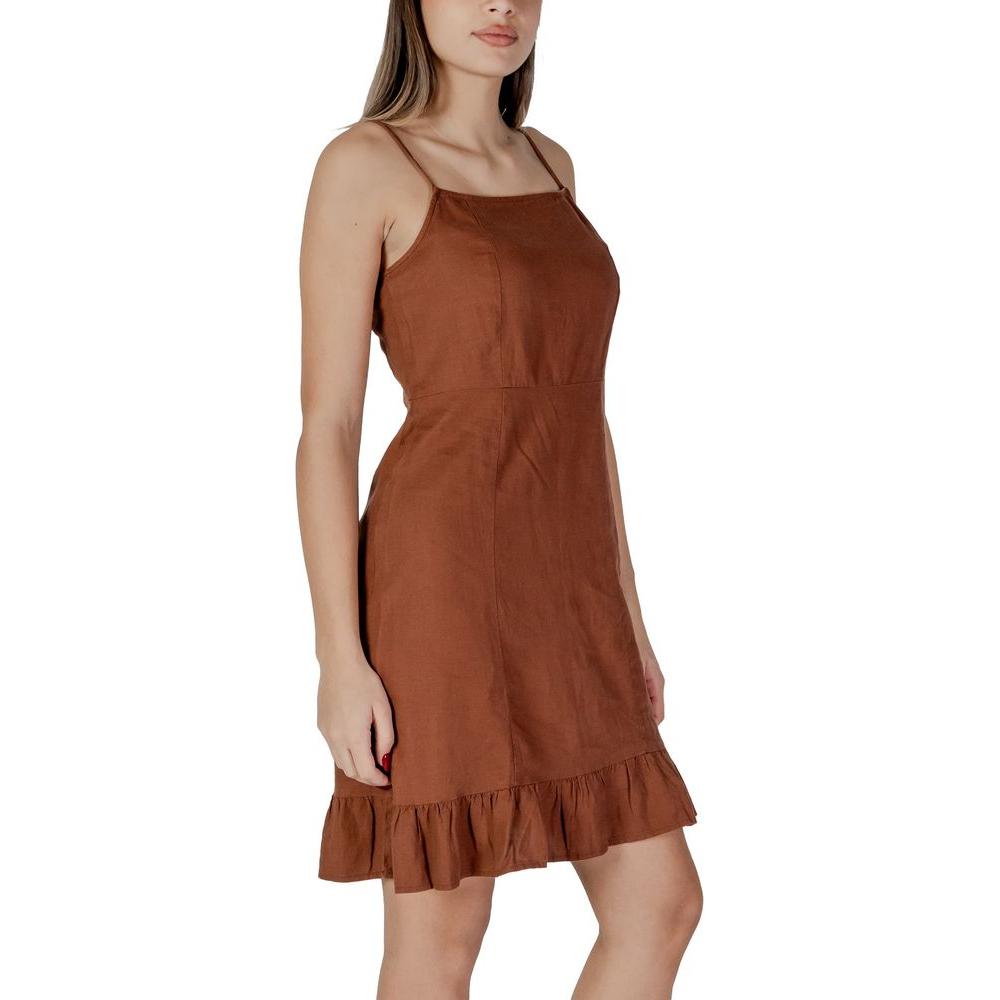 B.Young brown linen dress for women, featuring a spring/summer design composed of 52% linen and 48% viscose with a ruffled hem.