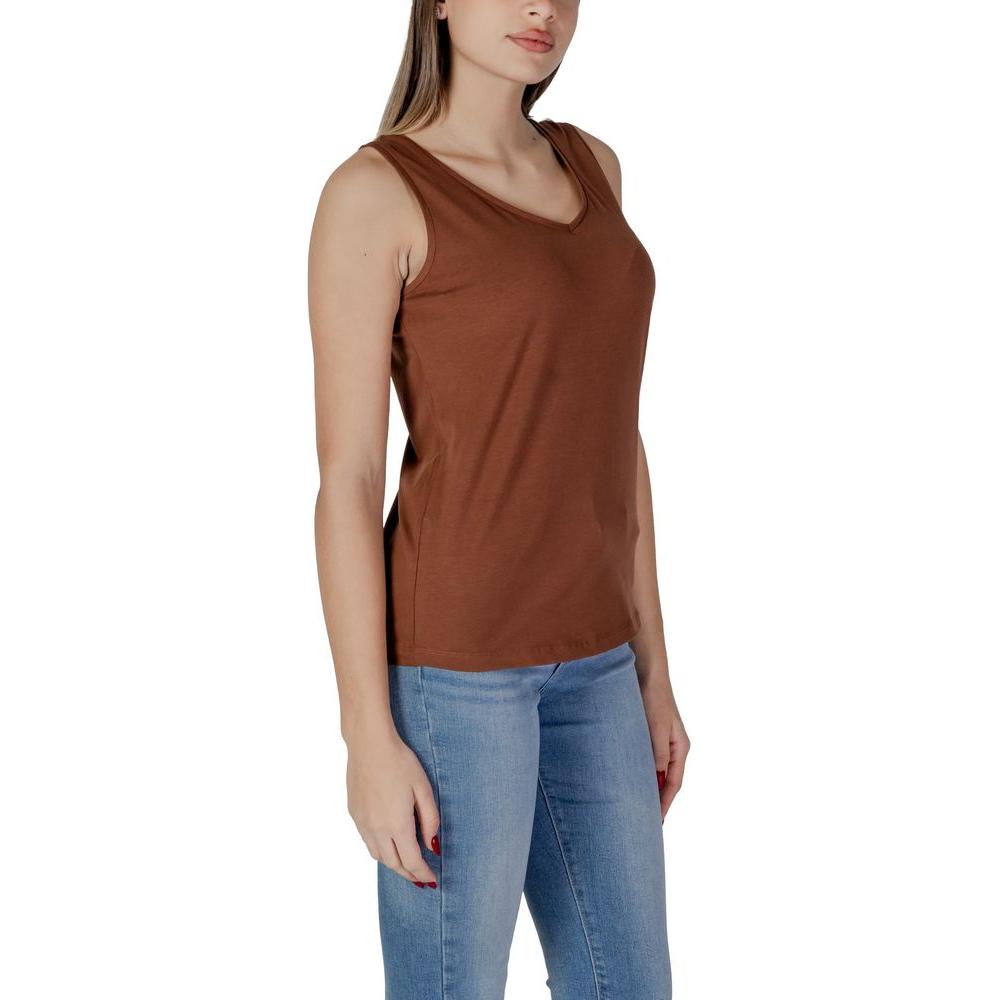 B.Young brown cotton women's T-shirt from spring/summer collection, made of 95% cotton and 5% elastane, perfect for casual wear.