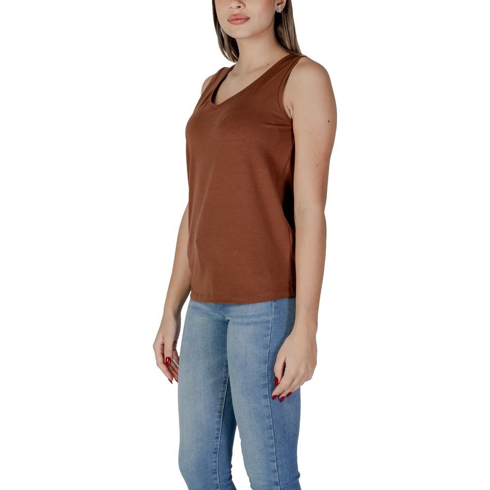 Woman wearing B.Young brown cotton top, perfect for spring/summer fashion, made of 95% cotton and 5% elastane. Women's t-shirts and canvas.