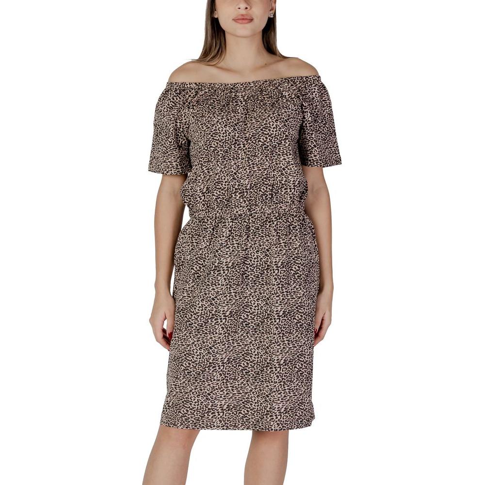 Woman wearing B.Young beige cotton dress, part of the spring/summer collection, made with 95% cotton and 5% elastane/lycra. Women's dresses.