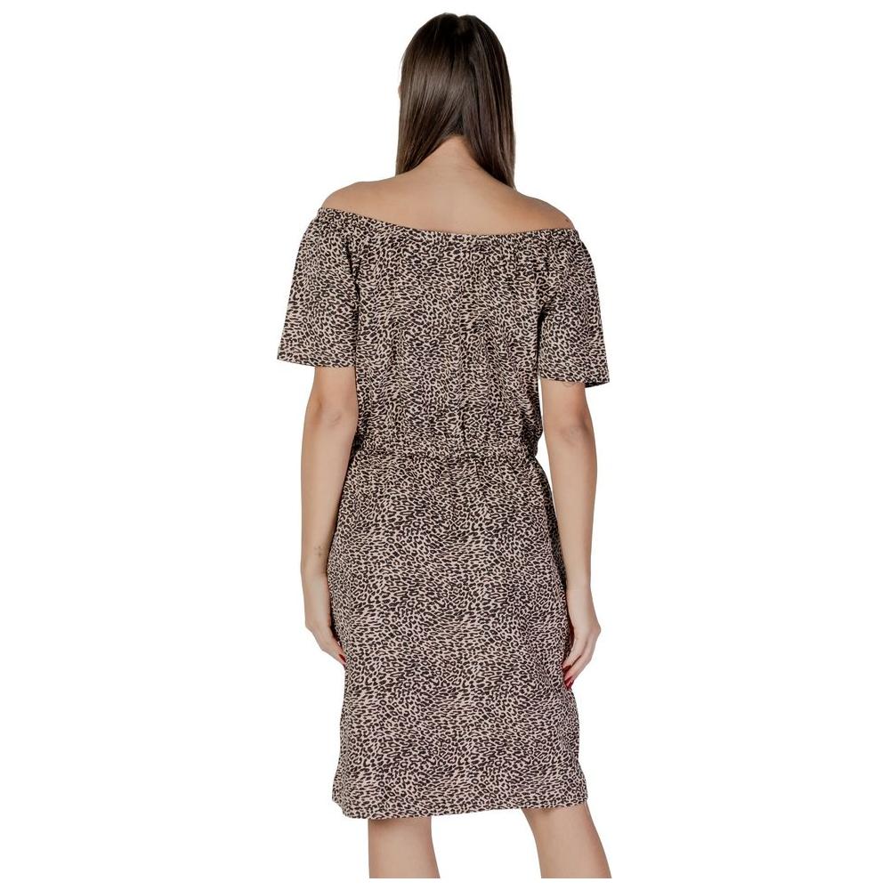 Back view of B.Young beige cotton dress with spring/summer design, featuring 95% cotton and 5% elastane composition.
