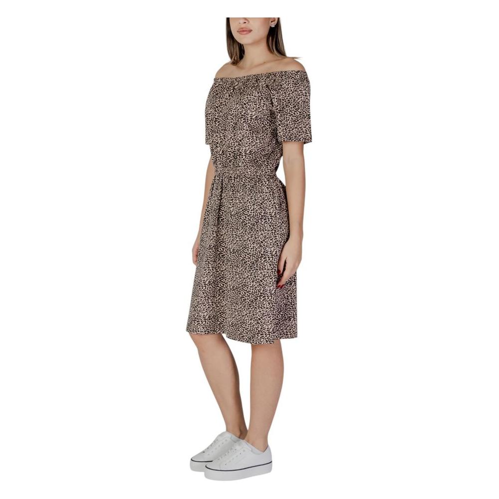 B.Young beige cotton dress for women, spring/summer collection, 95% cotton composition, featuring off-shoulder short sleeves.