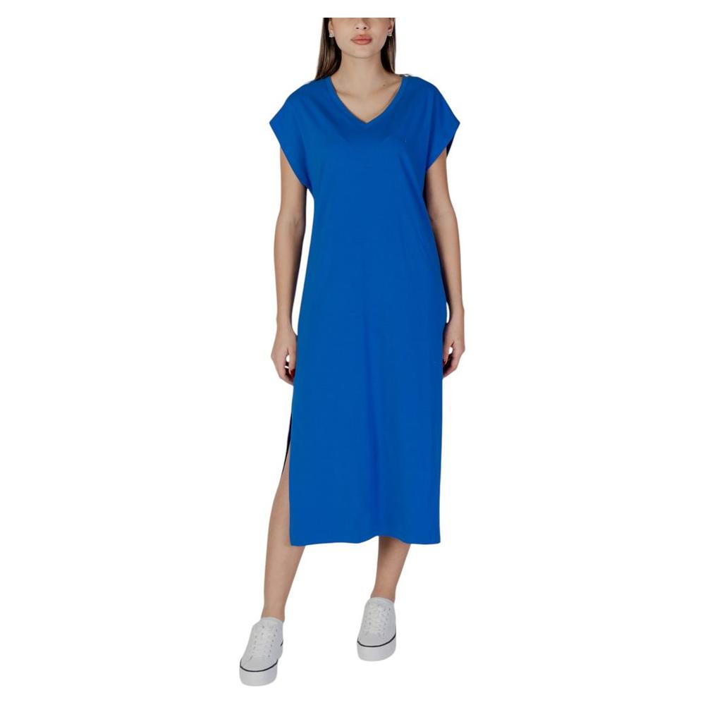 Woman wearing B.Young blue cotton dress from the spring/summer collection, featuring a v-neck and short sleeves, made of 95% cotton.