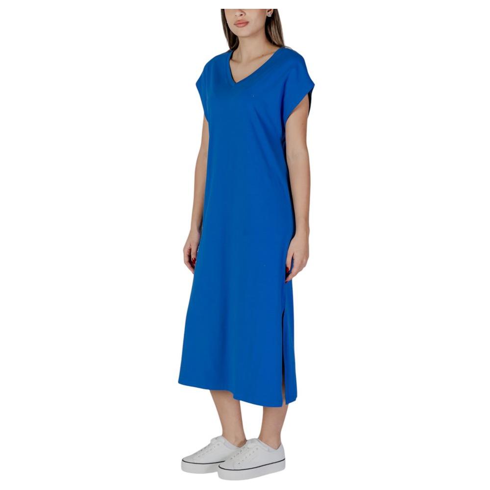 B.Young blue cotton dress for women, spring/summer collection, made of 95% cotton and 5% elastane, featuring a casual fit.