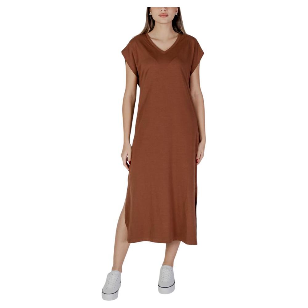 Woman wearing B.Young brown cotton dress from Spring/Summer collection, made of 95% cotton and 5% elastane, featuring v-neck design.