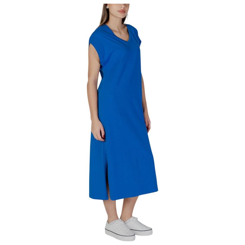 B.Young blue cotton dress for women, spring/summer collection, featuring a comfortable fit in 95% cotton and 5% elastane.