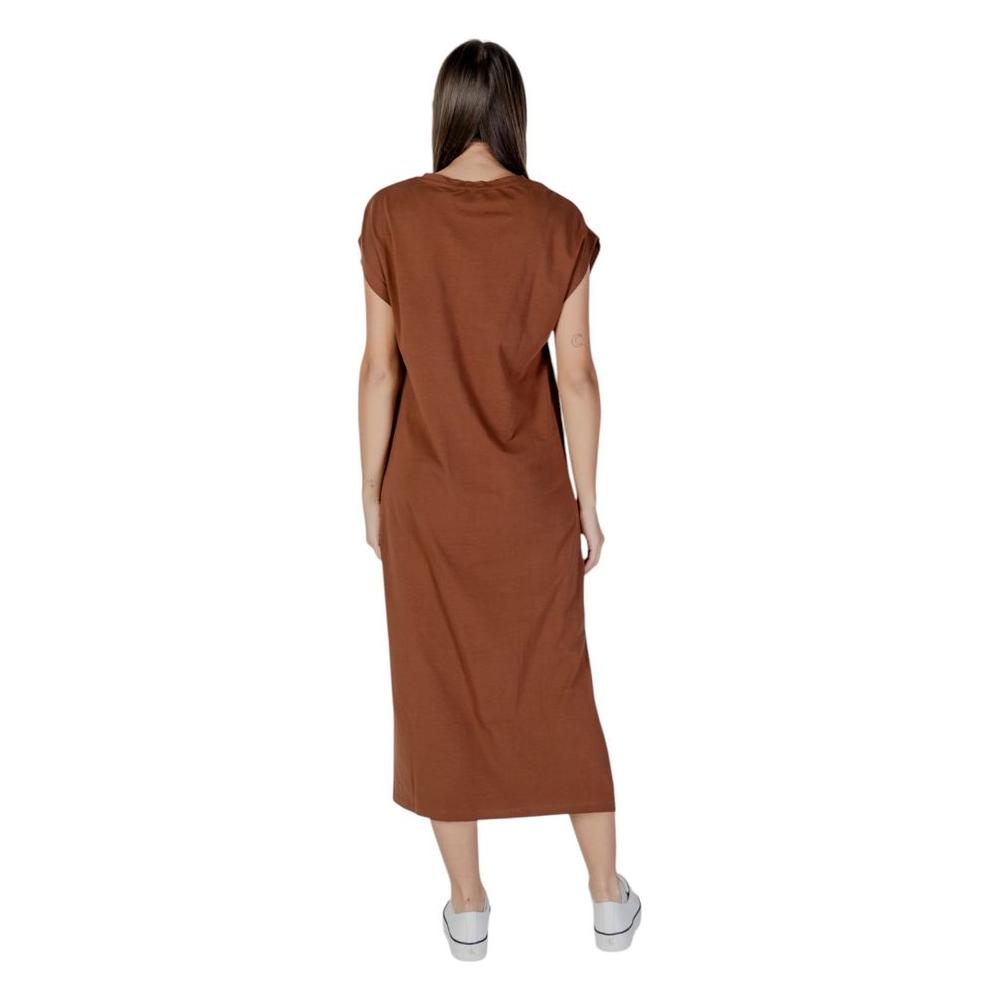 B.Young brown cotton dress for women, spring/summer collection, back view. Made of 95% cotton, 5% elastane, casual style.