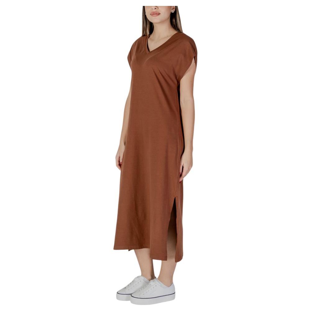 B.Young brown cotton dress for women, spring/summer collection, composed of 95% cotton and 5% elastane, casual long fit.