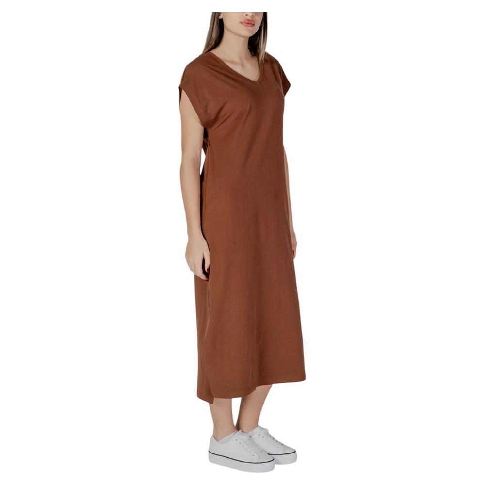 Woman wearing B.Young brown cotton dress, spring/summer collection, crafted from 95% cotton and 5% elastane, casual style.