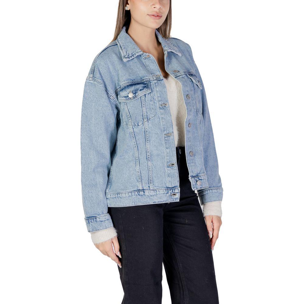 Woman wearing Vero Moda light blue cotton jacket, ideal for fall/winter. Made of 52% cotton, 26% polyester, 20% recycled cotton, 2% elastane.