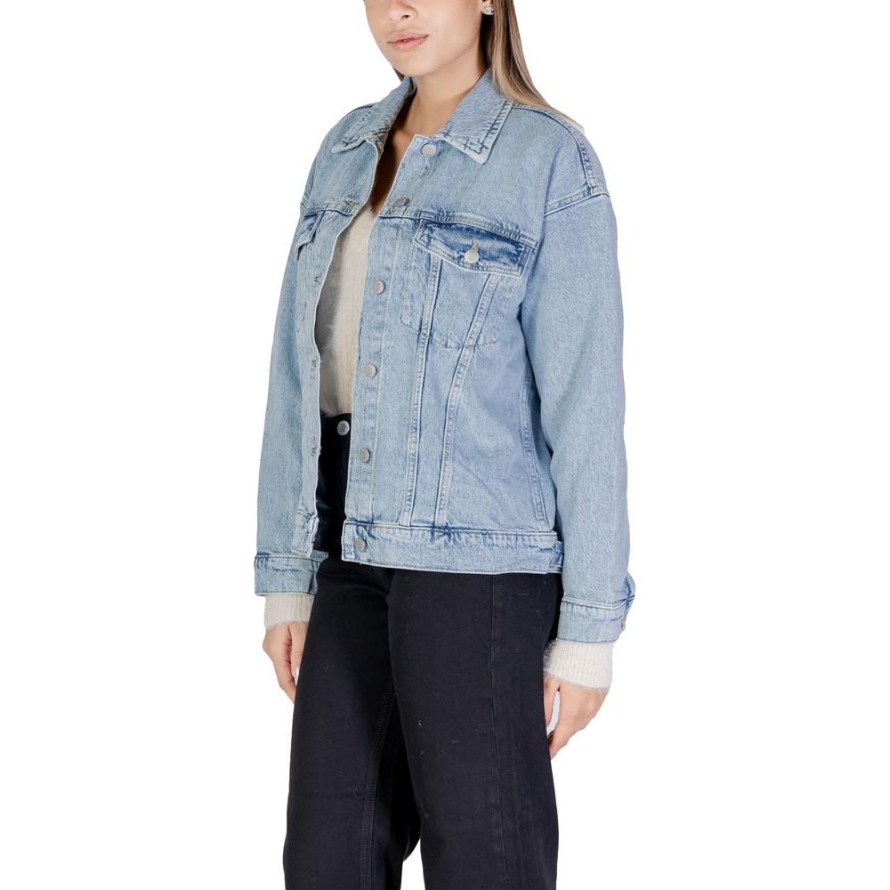 Woman wearing Vero Moda light blue cotton jacket from the fall/winter collection, featuring a casual denim style.