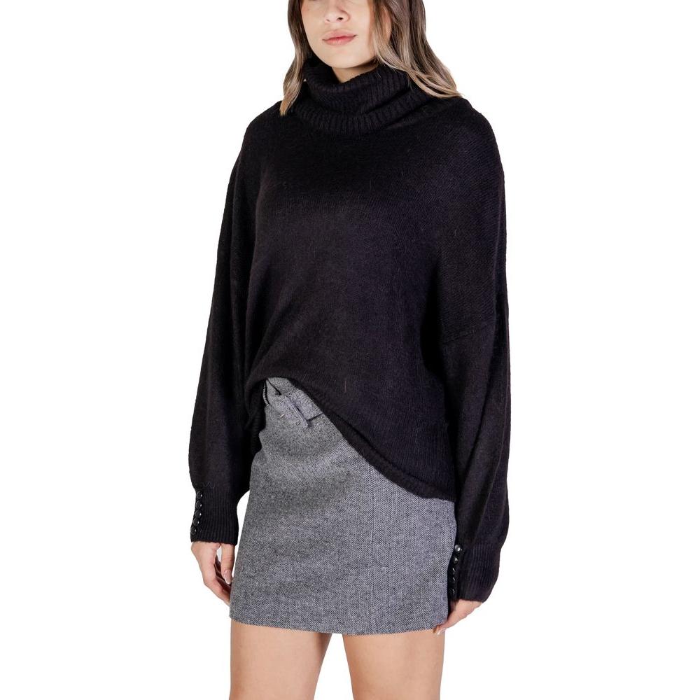 ICHI black acrylic sweater with turtleneck, women's knitwear, fall/winter collection, worn with grey skirt.