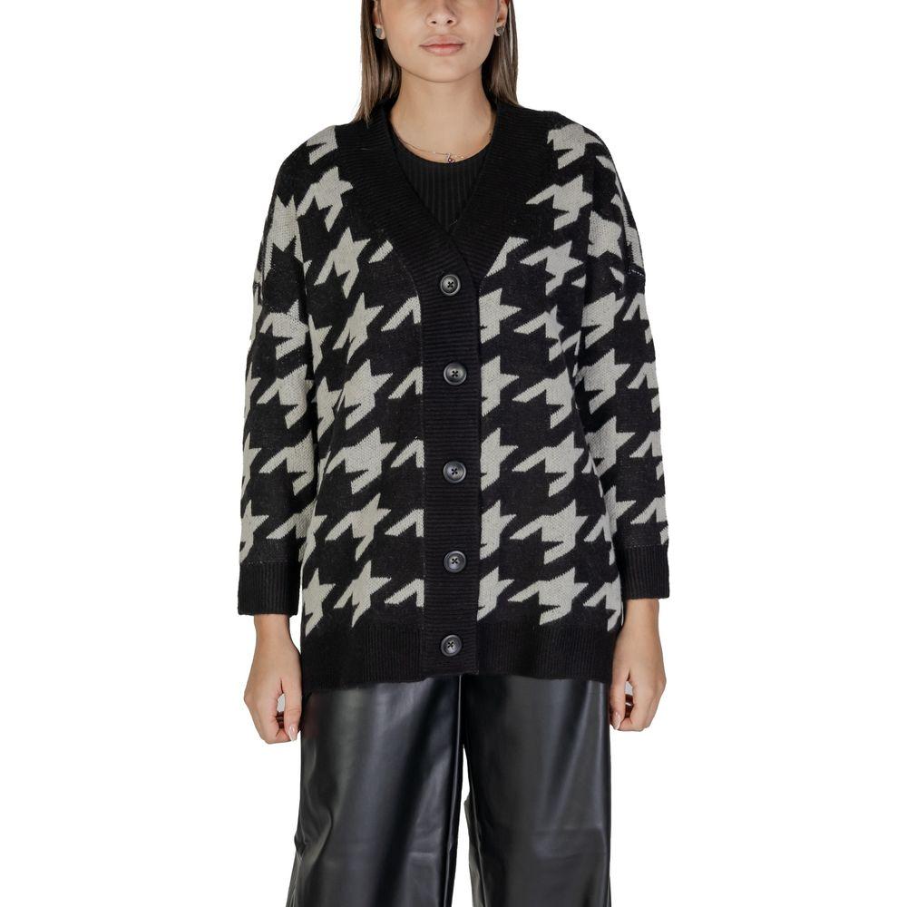 Vero Moda black and white acrylic cardigan for women, featuring a bold houndstooth pattern. Ideal for fall and winter knitwear fashion.