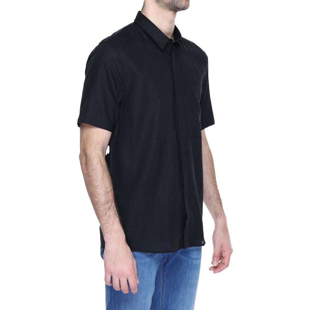 Antony Morato black linen short sleeve men's shirt, ideal for spring/summer, composed of 55% linen and 45% viscose, shown on model.