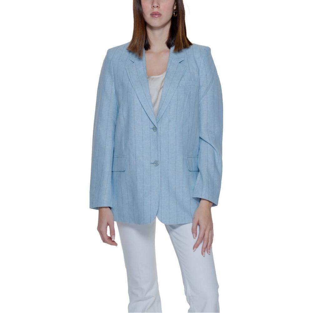 Woman wearing Vero Moda light blue linen blazer, part of spring/summer collection, made of 55% linen and 45% viscose.