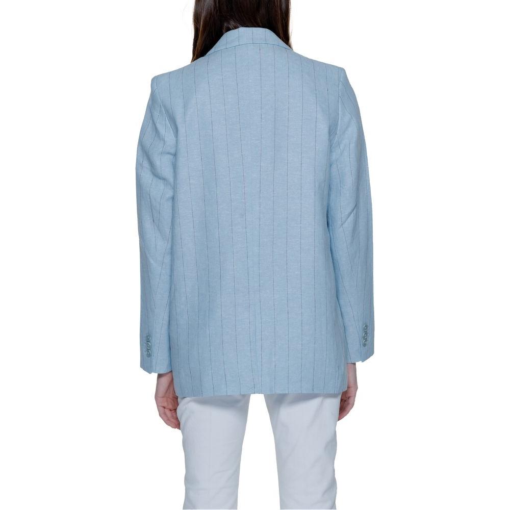 Back view of women's Vero Moda light blue linen blazer, spring-summer collection, made with 55% linen and 45% viscose.