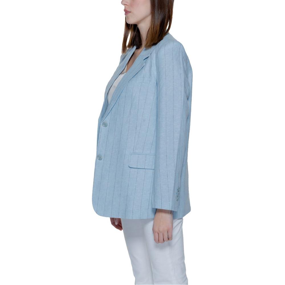 Vero Moda light blue linen blazer for women, spring/summer collection, featuring a classic design, made from 55% linen, 45% viscose.