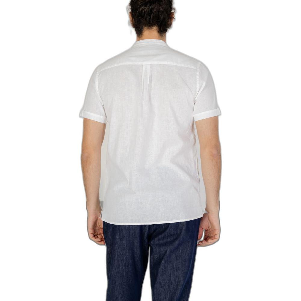 Back view of a Hamaki-Ho white linen short-sleeved shirt for men, part of the spring/summer collection, made of 55% linen and 45% cotton.