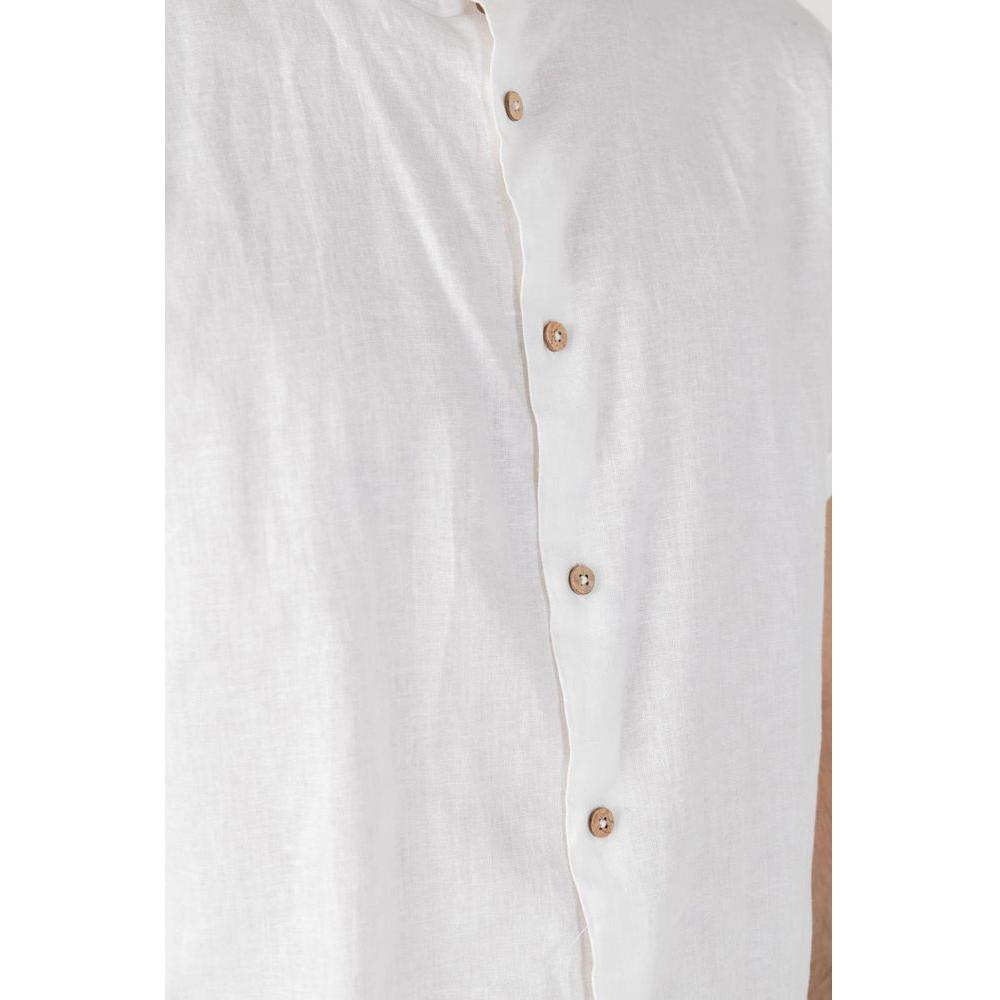 Men's short-sleeved Hamaki-Ho white linen shirt, featuring button details. Perfect for spring/summer fashion. 55% linen, 45% cotton.