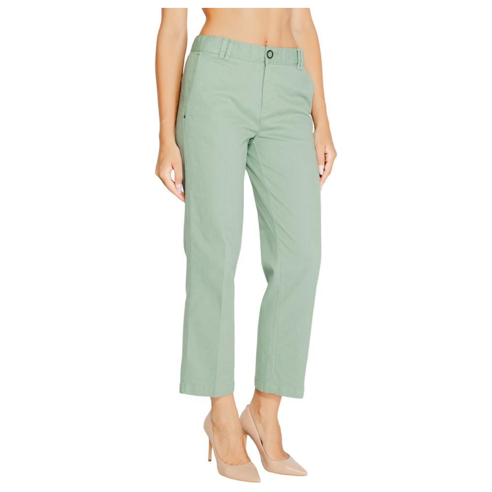 Woman wearing Street One turquoise cotton jeans, fall/winter collection. 98% cotton, 2% elastane, women's pants.