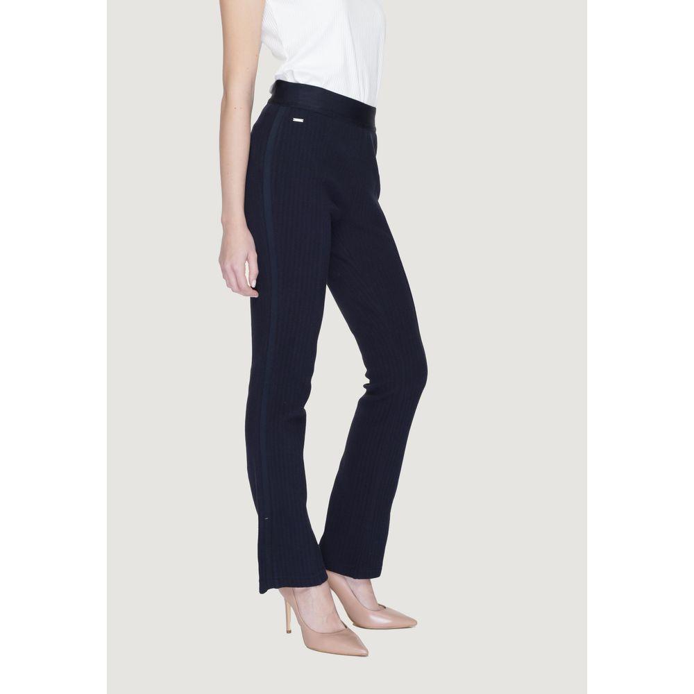 Woman wearing Street One blue cotton bootcut pants, spring/summer collection, 80% cotton, 17% polyamide, 3% elastene.