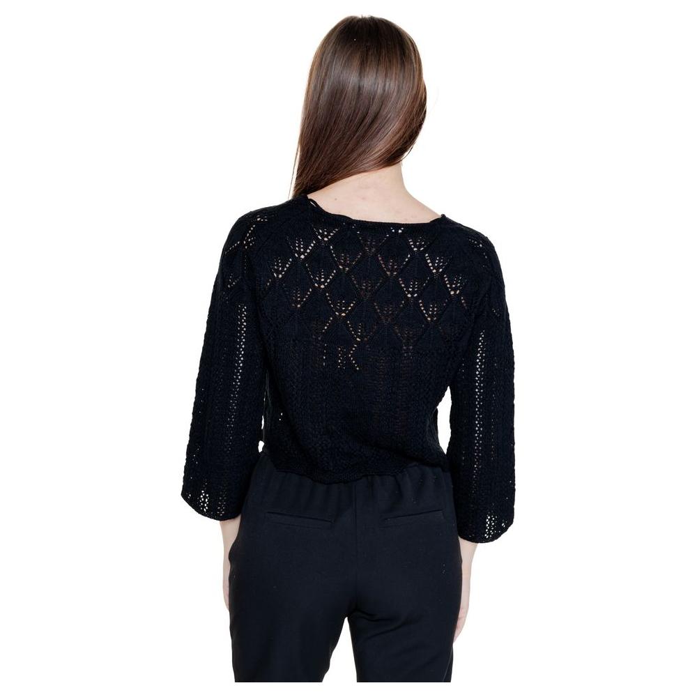 Back view of a woman wearing a Vero Moda black cotton tops & T-Shirt, women's jersey, spring/summer collection, 60% cotton, 40% acrylic.