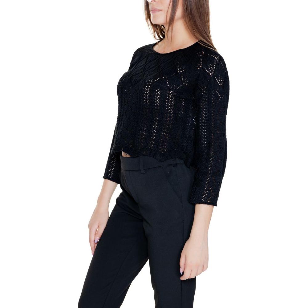 Vero Moda black cotton top for women, spring/summer collection, 60% cotton, 40% acrylic, stylish and versatile jersey fashion.