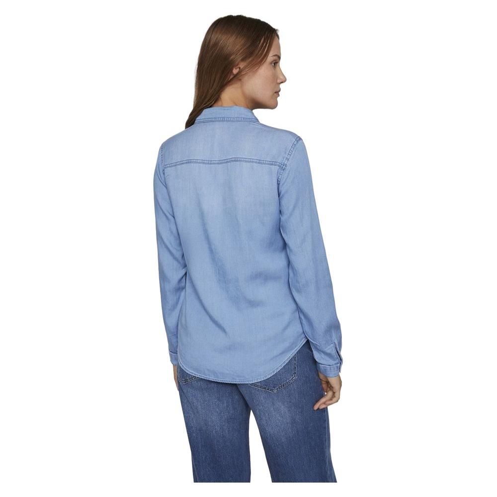Back view of Vila Clothes light blue cotton long-sleeve shirt with chest pockets, worn by model with jeans.