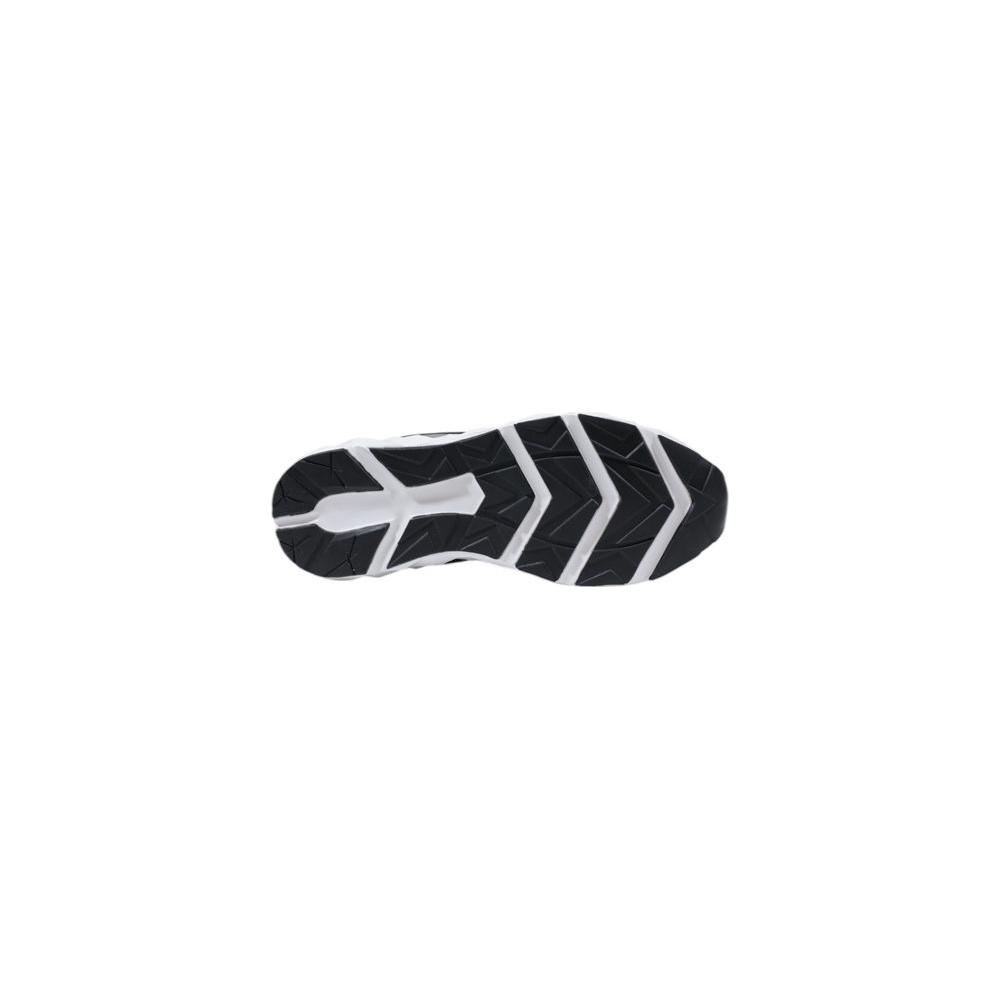 EA7 Emporio Armani Bicolor Polyester Sneaker sole, featuring a zig-zag tread for excellent grip.