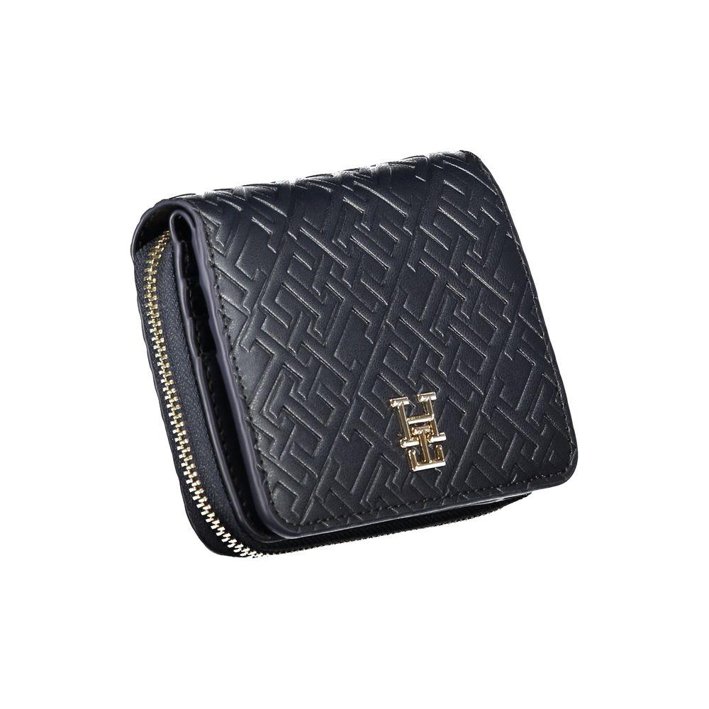 Tommy Hilfiger blue polyethylene wallet with embossed pattern, double card spaces, zip and automatic closure, and logo.