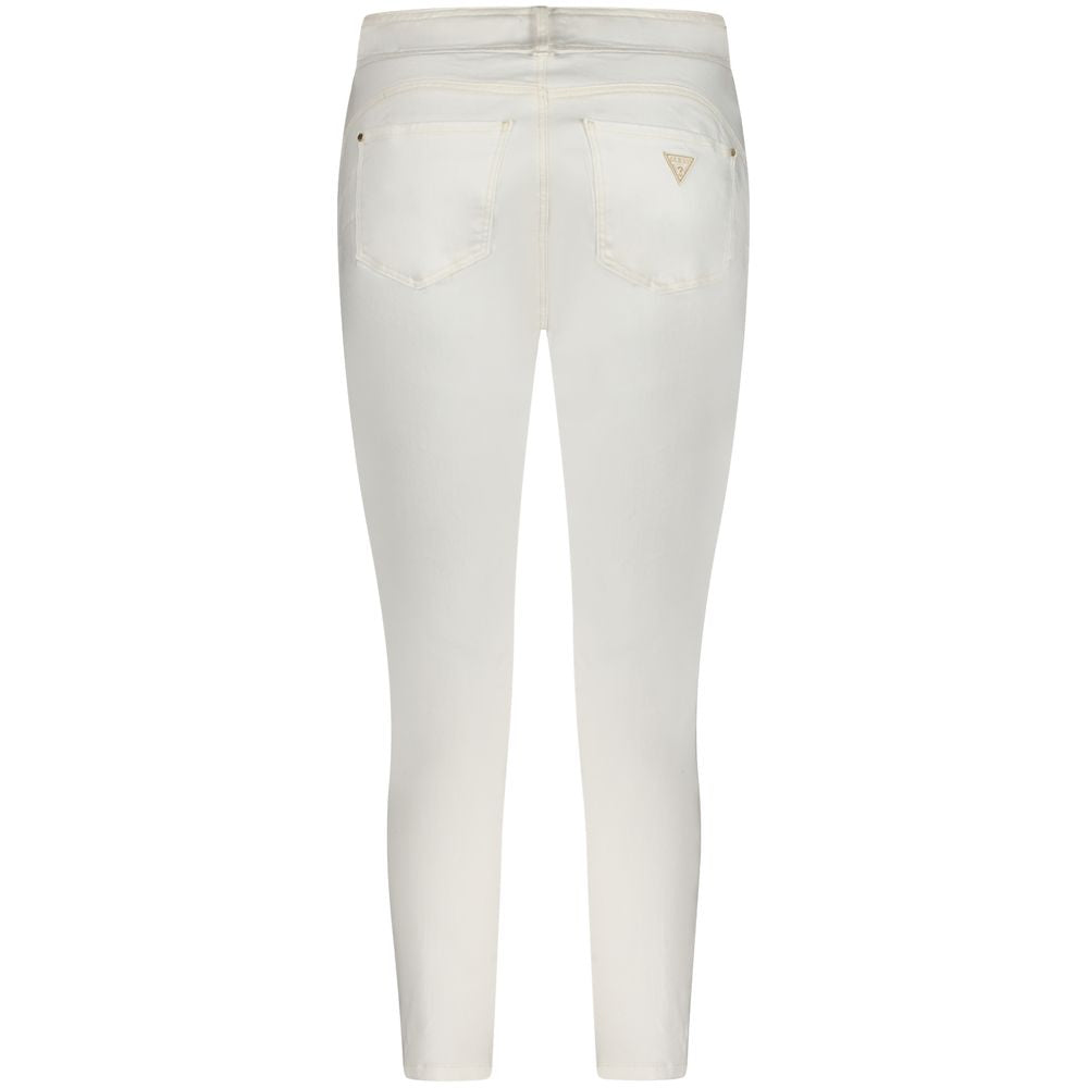 Back view of Guess white cotton women's skinny jeans with iconic logo, featuring contrasting details and 5 pockets for style and function.