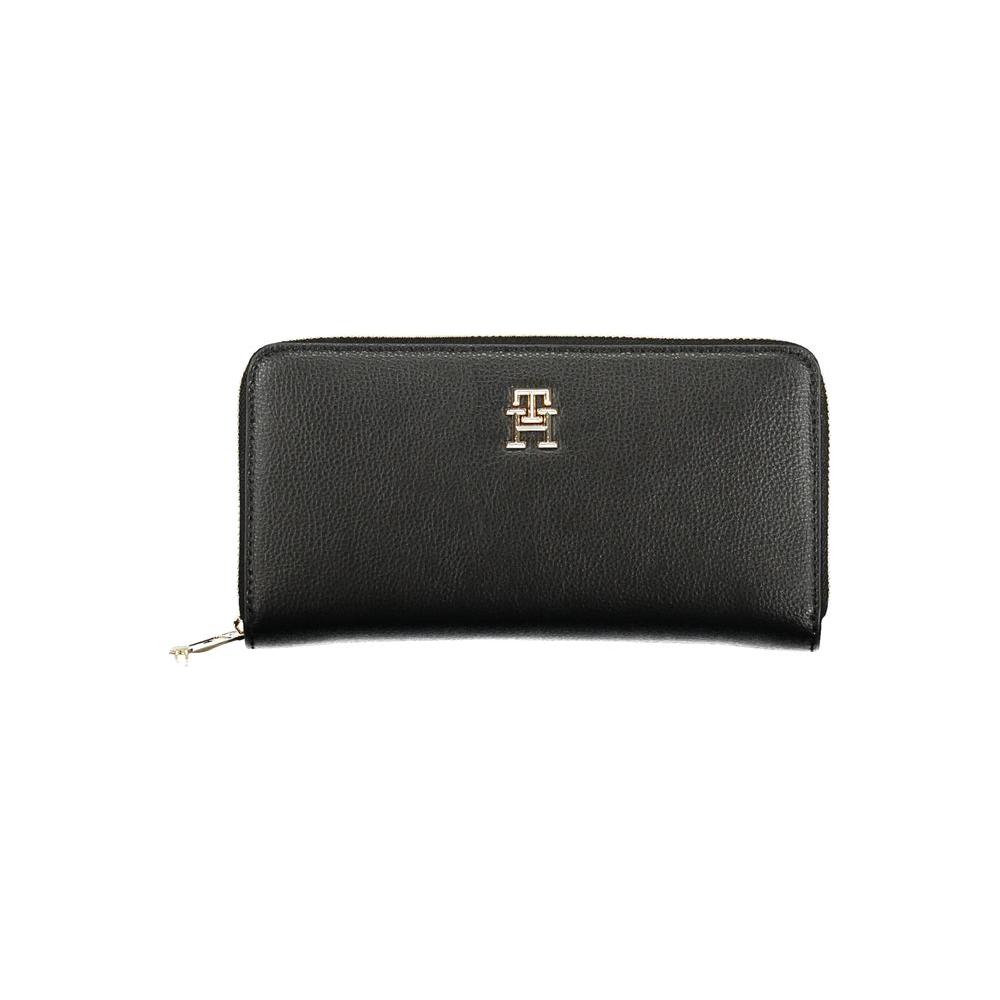 Tommy Hilfiger black polyethylene women’s wallet with zip closure and logo.