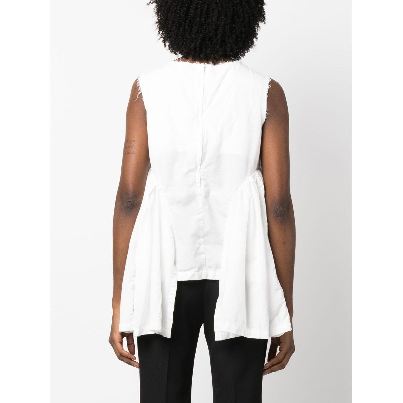 Front view with bag zipped and handles upright.