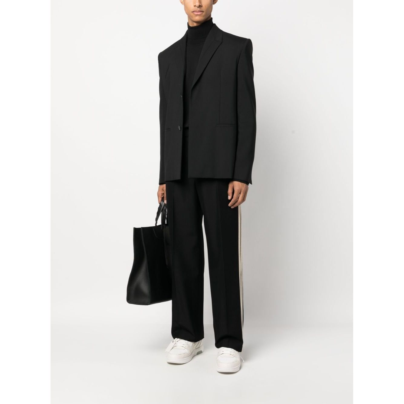 Front view with bag zipped and handles upright.