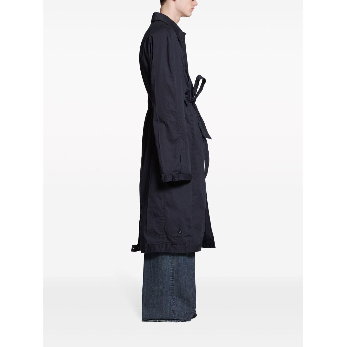 Front view with bag zipped and handles upright.