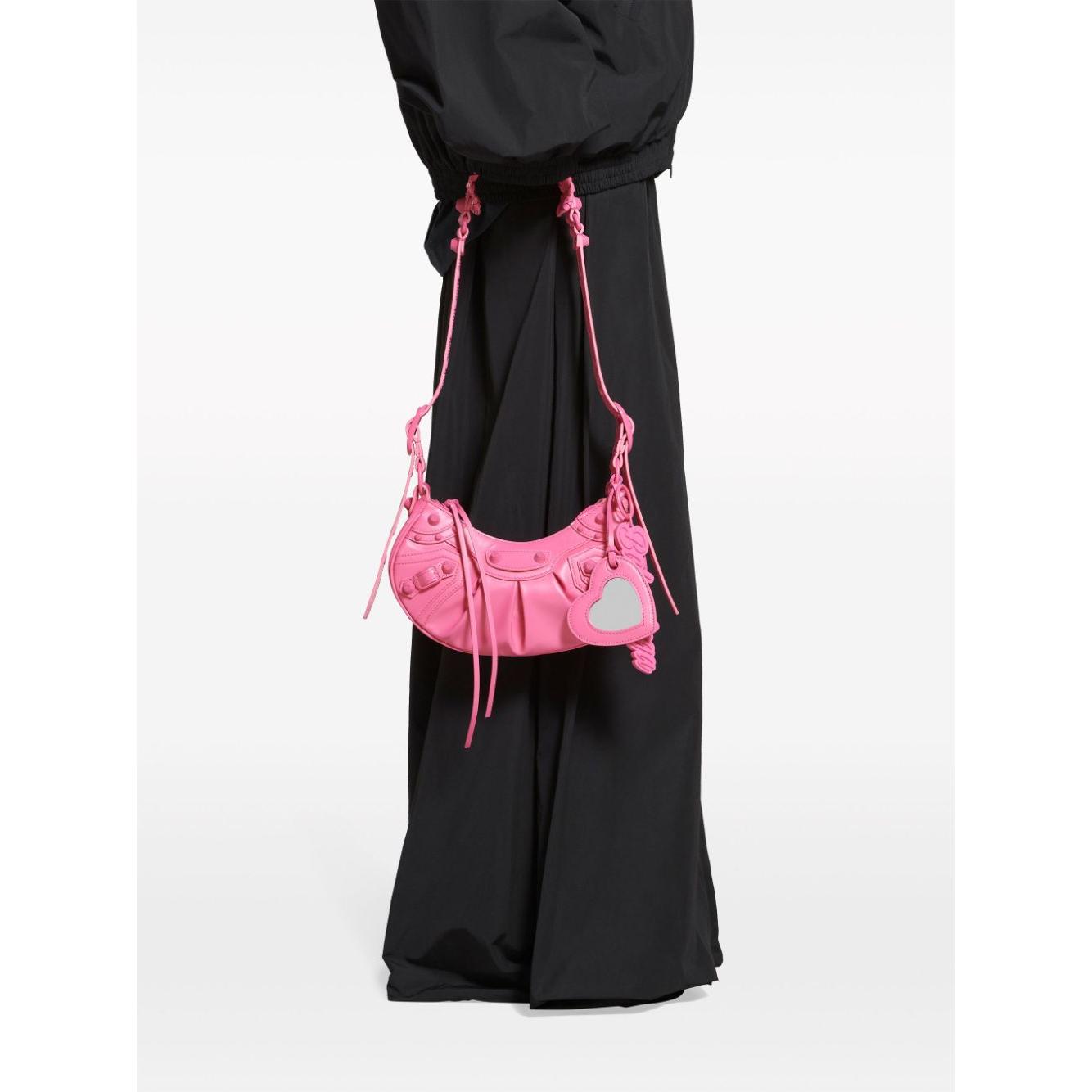 Front view with bag zipped and handles upright.