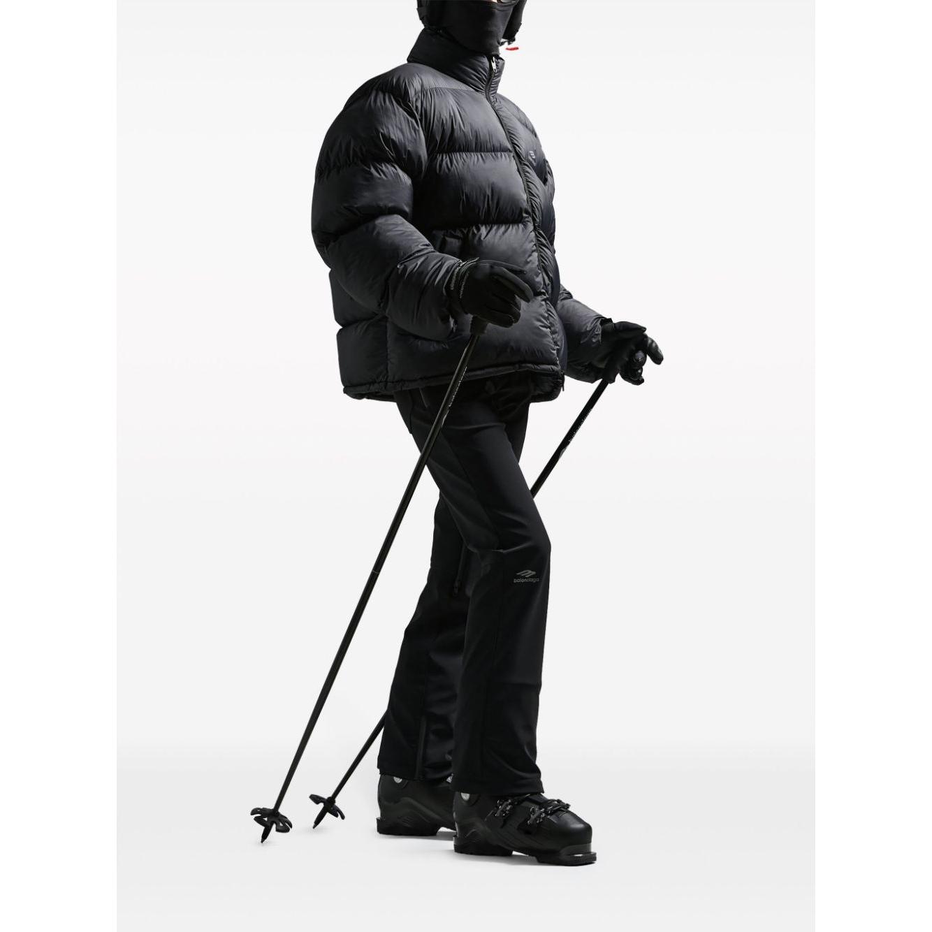 Front view with bag zipped and handles upright.