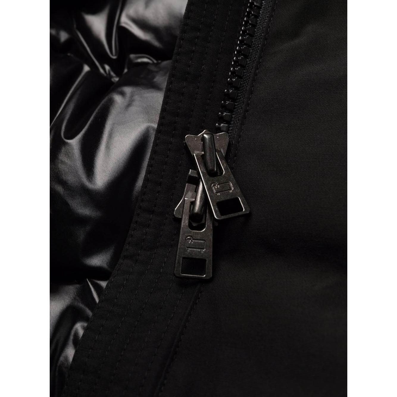 Front view with bag zipped and handles upright.