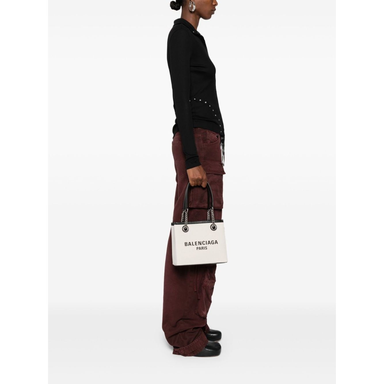 Front view with bag zipped and handles upright.