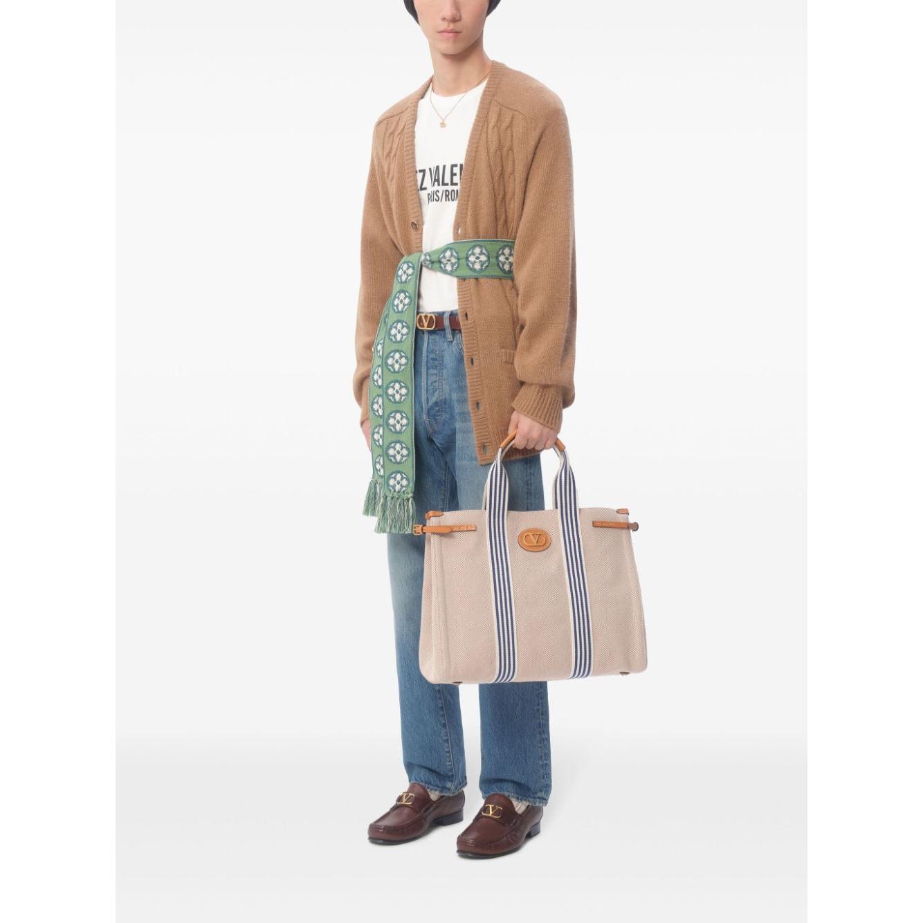Front view with bag zipped and handles upright.